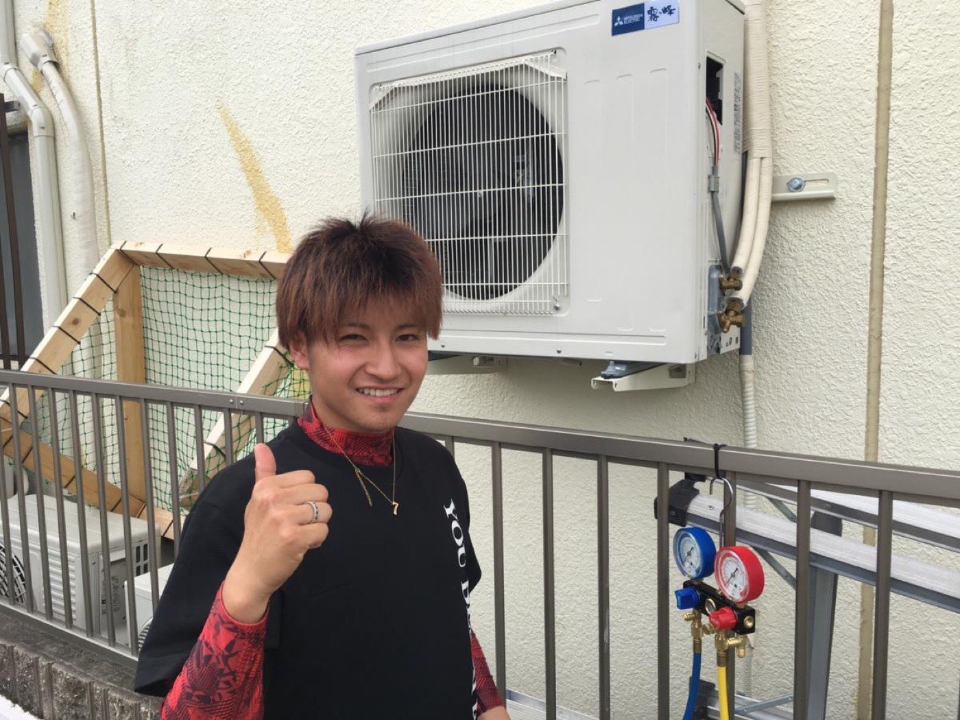 エアコン取付工事を行う悠電気工事の職人